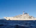 Platz 10: Opera, Länge: 146,35 m | Die 146 Meter basieren auf „Sassi“, die im September 2018 im Bremer Schwimmdock durch ein Feuer fast zerstört wurde. Das Wrack brachte Lürssen zurück nach Hamburg, wo schon die Metallarbeiten stattgefunden hatten. Trotzdem blieb der Eigner, ein Scheich aus Abu Dhabi, Werft und Maß treu. Sein 22 Meter breiter Schatz für 50 Gäste nahm Form an und reiste zum Ausbau nach Bremen Berne. Stapellauf war im März 2023. | Werft: Lürssen, 2023; Designer: Terence Disdale; Antrieb: dieselelektrisch