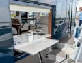Öffnet sich das Salonfenster und klappen die Schanzkleider nach unten, entsteht eine einmalige Terrasse mit Barbereich.