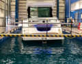 Jedes Boot wird vor Auslieferung technischen Tests und Qualitätskontrollen unterzogen. Dazu hat die Werft einen großen Pool.