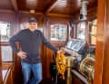 Dirk von Reith (66) Vorsitzender des Vereins „Freunde des Dampfschiffs Schaarhörn“, fährt regelmäßig als Maschinist auf dem Schiff.