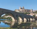Die alte Brücke (Pont vieux) von Béziers. Darüber thront die Kathedrale Saint-Nazaire auf dem Hügel.