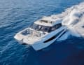 The 42-foot catamaran at full speed: powered by two engines, the Aquila 42 Coupe reaches 40 knots.