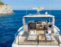 Die Flybridge mit zwei Liegen, Esstisch und Pantry.
