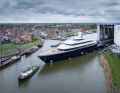 Im Schlepptau: die Feadship kommt mit Klappbalkonen auf einen 165 Quadratmeter großen Aufenthaltsbereich auf Wasserhöhe