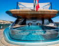 Glaskasten: Die Gäste baden im Infinity-Pool.