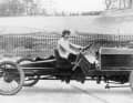 1908: Dorothy Levitt am Steuer ihres 26-PS-Napier in der Steilkurve von Brooklands. | National Motor Museum