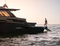 Sunreef Ultima 55 Brabus: Seitliche Klappplattformen lassen sich auf beiden Seiten absenken und vergrößern die Breite von 5,6 auf 7,6 Meter. Die Passarelle dient auch als Badeleiter.