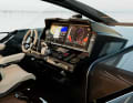 Zwei Pilotensitze mit Carbon-Verkleidung und großflächigen Instrumentendisplays.
