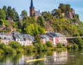 Die Kulisse von Saarburg wird natürluch durch die Burg dominiert. Spektakulär ist außerdem der Wasserfall der Leuk mitten in der Altstadt. | Dieter Wanke