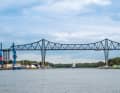 Hinter der markanten Brücke bei Rendsburg kann in die Eider abgebogen werden. Am Ende wartet der hübsche Yachthafen Rendsburg neben der schönen Altstadt