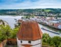 The Danube and Inn flow around the peninsula with the magnificent old town of Passau. The magnificent view can be enjoyed from the Veste Oberhaus, which is enthroned on the north bank