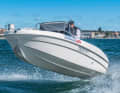 Selbst mit dem neuen Mercury F30 können sich die Fahrleistungen der neuen Infinity 455 MC sehen lassen. Mit 380 kg Gewicht plus Motor lässt sich die Infinity problemlos trailern.