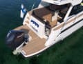 A safe solution: the large bathing platform around the outboard motor is easy to move around on