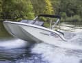 Die Quicksilver 525 aXess beim Durchfahren einer Heckwelle: Der Rumpf setzt kräftig ein