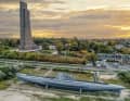 Das U-Boot aus dem zweiten Weltkrieg am Strand von Laboe vor dem Turm des Marineehrenmals