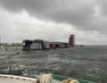 Der hohe Wasserstand schnitt mehrere Hausboote im Hafen Burgtiefe vom Land ab.
