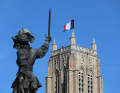 Statue sur la place Jean Bart avec la tour de Saint-Éloi derrière elle