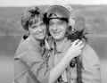 Donald Campbell und seine Ehefrau, die in Belgien geborene Sängerin Tonia Bern, bei einer weiteren frühen Rekordfahrt im Lake District im Jahr 1959.