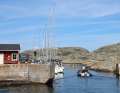 Ingresso con segnale semaforico in Östra Hamnen di Väderöarna. Sul lato sinistro si trovano dei pontili in legno, ai quali è possibile ormeggiare a fianco del pacchetto.