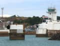 Entrée du port de Saint Helier avec la tour de contrôle.