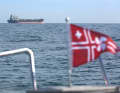 Ein Tanker passiert vor dem Bug der "Rolling Swiss 2" auf Ostkurs.