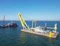 La barge "K10031" et la grue flottante "Hebo-Lift 10" se sont positionnées sur le site de l'épave du Verity.