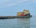 Die Barge mit der Hecksektion wird für die Bergung des Vorschiffes in Position gebracht