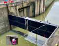 Dam beams connected to each other, "dam beam pair", which is used for emergency sluicing. Small picture: swivelling lifting eye. Photo: WSA Mosel-Saar-Lahn