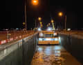 Ein Kabinenfahrgastschiff wird in der Nacht geschleust.