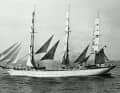 The full-rigged ship: In light winds, the "Schulschiff Deutschland" set all 25 sails on a training voyage.