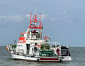 Der Seenotrettungskreuzer “Hermann Rudolf Meyer” liegt längsseits am havarierten Motorboot. So wurde es schließlich auch nach Bremerhaven geschleppt.