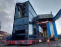 One of the sliding gates for the new Brunsbüttel lock chamber is moved out of the assembly hall using a heavy-duty module.