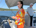 Event-Teilnehmerin Melanie Voss-Franke genoß das Skipper Training sichtlich und steuerte die brandneue Azimut Magellano 60 „Olivia“ souverän  an ihren Liegeplatz.