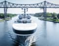 Rounded off: The all-round window strip is a striking design detail. The observation lounge is located at the bow.