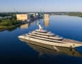 Um diese Yacht soll es gehen. Die 102,4 Meter lange "NIXIE" lieferte Lürssen erst vor wenigen Wochen aus. Eigner soll mehreren Medienberichten zufolge Nik Storonsky sein. Der 42-jährige Start-Up-Gründer soll die Yacht vom Kanadier Patrick Dovigi im Bau gekauft haben. Öffentlich bestätigt ist bislang jedoch nicht, dass es sich bei „Nixie" um das Schiff Storonskys handelt.
