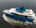 Asymmetry: A single side deck on the starboard side is sufficient. This leaves more space in the saloon.