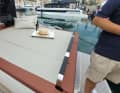 The spacious sun lounger on the starboard side is upholstered in leather and extends right up to the deck saloon. In the standard version, it is powered by a 400 PS Mercury engine.