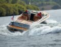 Drive down and off you go: Without hooking or rocking, the Chris Craft turns tightly and accelerates again immediately after steering straight ahead