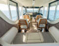 The shipyard offers various seating combinations in the deckhouse. The two seats in the centre section can also be exchanged for an extension of the sofa