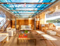 Spectacular: the sun shines into the beach club through the glass floor of the pool. Three flaps ensure the supply of fresh air