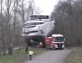 ...und werden in die Messehallen transportiert. Dabei gilt es Herausforderungen zu meistern