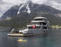 Auf dem Achterdeck parken die Tender. Der Kran hievt die Vehikel ins Wasser.