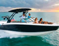 Bowrider: Nach dem Motto „Doppelt fährt besser“ besitzen Bowrider ein zweites Cockpit im Bug, das in der Regel mit Sitz- und/oder Liegeflächen ausgestattet wird.