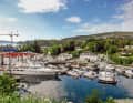Bekkjarvik: Large yachts can be moored in front of the former barrel factory. Johannessen's "Gjestgiveri" stands behind the small boats