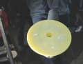 Prepare: The lighter the colour of the polishing pad, the softer it is. With the yellow one, we are in the middle range and achieve moderate removal. The polishing paste is applied sparingly, in this case five blobs.