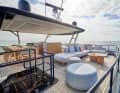 Die Flybridge erstreckt sich jetzt über die gesamte Breite und verzichtet auf die interne Treppe.