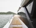 Das breite Laufdeck mit hoher Reling