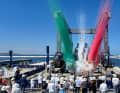 Bella Italia: Vor der ISA Viper 130 gehen die italienischen Flaggenfarben in Rauch auf.