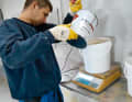 Not a gram too much: the "building blocks" of the primer are combined in the correct ratio on the scales