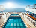 Kontraste: Vier-Meter-Pool und Jacuzzi befinden sich auf Deck sechs
